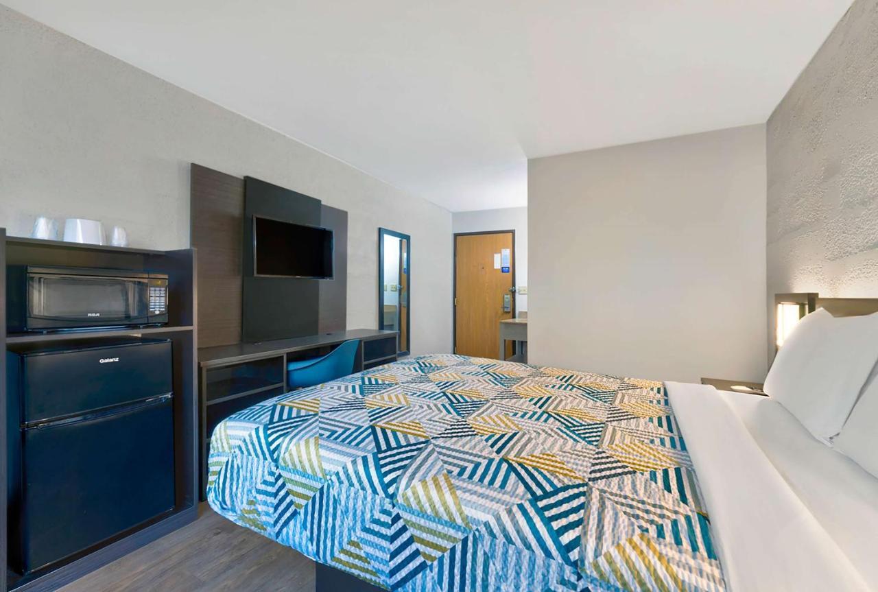 6-cedar Rapids, Ia - Airport Hotel